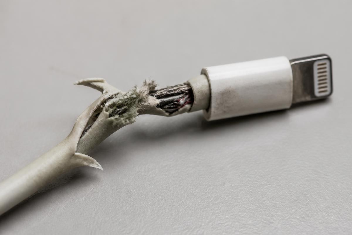 Câble de charge abîmé, gaine fendue près du connecteur USB-C — illustration de l'article « Pourquoi vos câbles d'origine lâchent en 6 mois (et comment y remédier) »