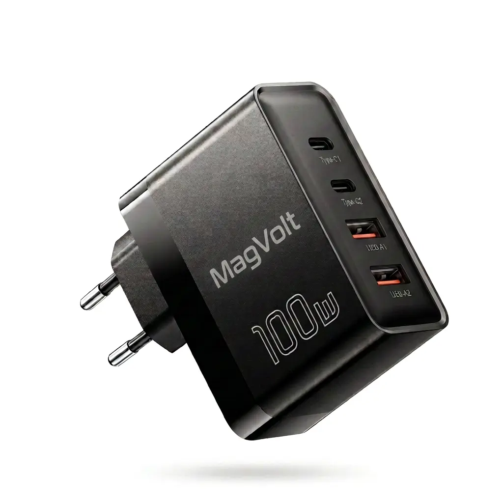 MagVolt 100W posé sur une table en lin crème, ports USB-C et USB-A visibles, lumière naturelle douce