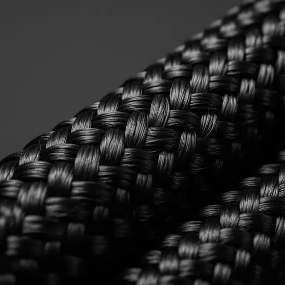 Détail macro de la tresse en nylon noir haute densité du câble MagCord Pro